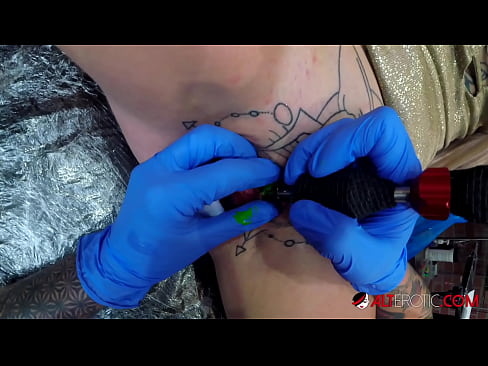 ❤️ Extremadamente tatuado hottie Sully Savage consiguió un tatuaje en su clítoris ️ Video de porno de calidad en es.appassistance.ru ❌️